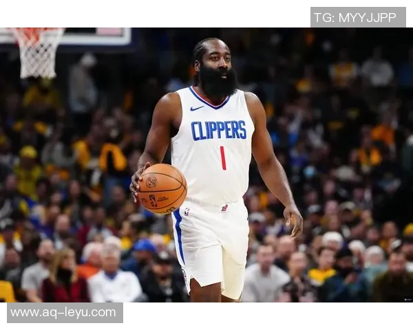 哈登半场表现亮眼三投两中助攻9次助力球队进攻展现全能风采